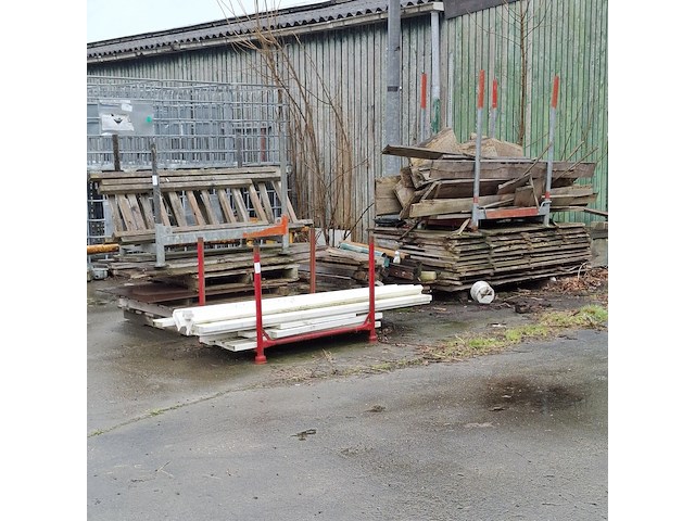 Partij diverse houten balken en planken - afbeelding 1 van  12
