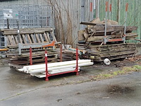 Partij diverse houten balken en planken - afbeelding 1 van  12