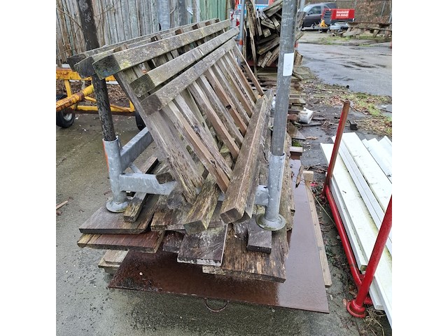 Partij diverse houten balken en planken - afbeelding 7 van  12