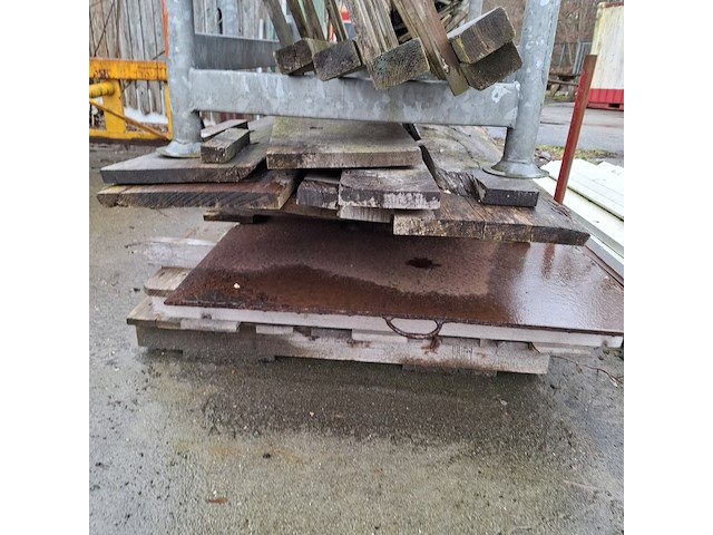 Partij diverse houten balken en planken - afbeelding 8 van  12