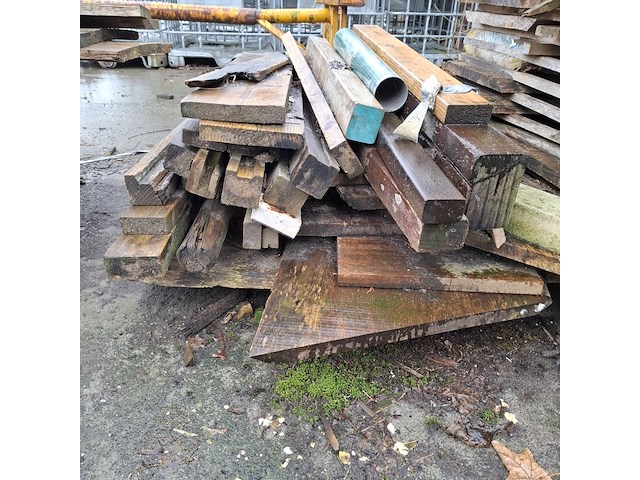 Partij diverse houten balken en planken - afbeelding 10 van  12