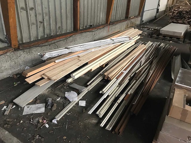 Partij diverse houten latten en planken - afbeelding 1 van  3