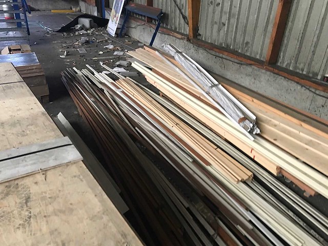 Partij diverse houten latten en planken - afbeelding 3 van  3