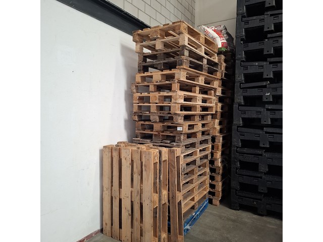 Partij diverse houten pallets - afbeelding 1 van  3