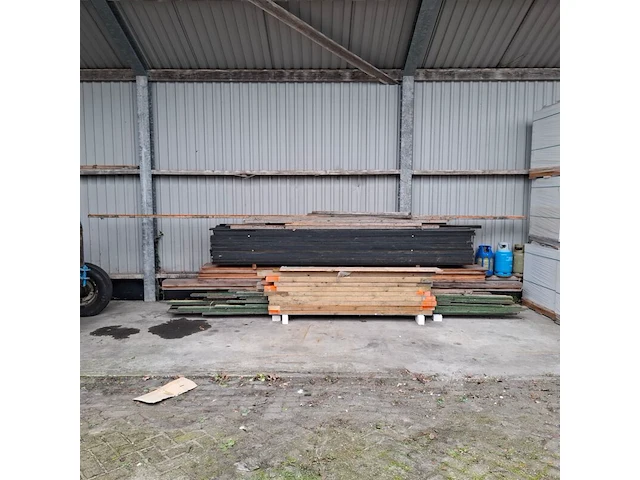 Partij diverse houten planken en balken - afbeelding 1 van  11
