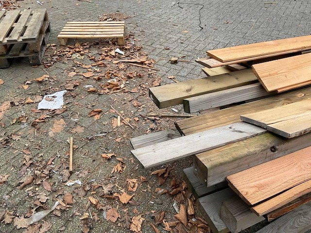 Partij diverse houten planken/balken - afbeelding 1 van  10
