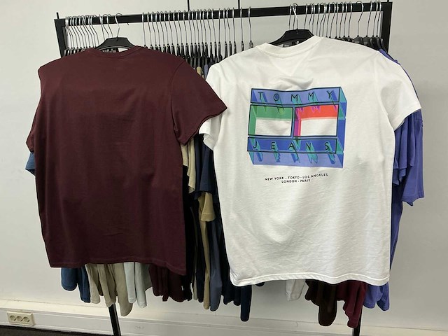 Partij diverse hugo boss/calvin klein/tommy jeans heren t-shirts (57x) - afbeelding 1 van  33