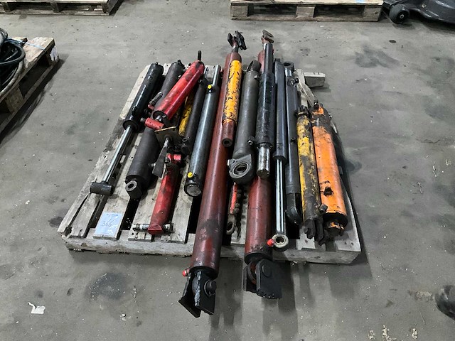 Partij diverse hydrauliek cilinders - afbeelding 1 van  6