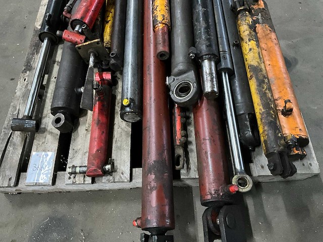 Partij diverse hydrauliek cilinders - afbeelding 2 van  6