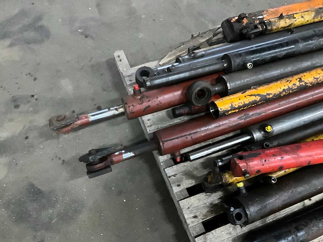 Partij diverse hydrauliek cilinders - afbeelding 4 van  6