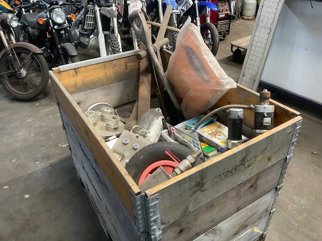 Partij diverse in krat - afbeelding 1 van  7