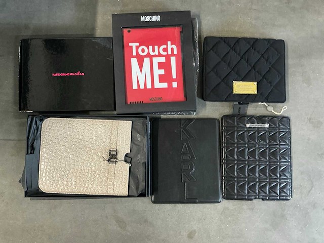 Partij diverse ipad hoezen o.a moschino/karl lagerfeld/diverse (63x) - afbeelding 1 van  4