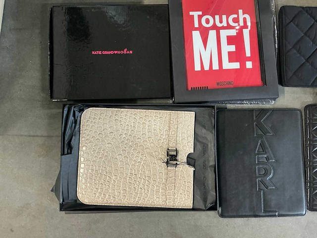 Partij diverse ipad hoezen o.a moschino/karl lagerfeld/diverse (63x) - afbeelding 2 van  4