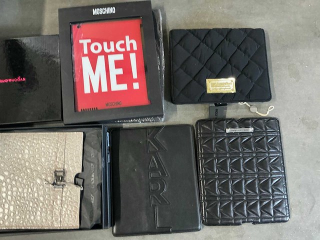 Partij diverse ipad hoezen o.a moschino/karl lagerfeld/diverse (63x) - afbeelding 3 van  4