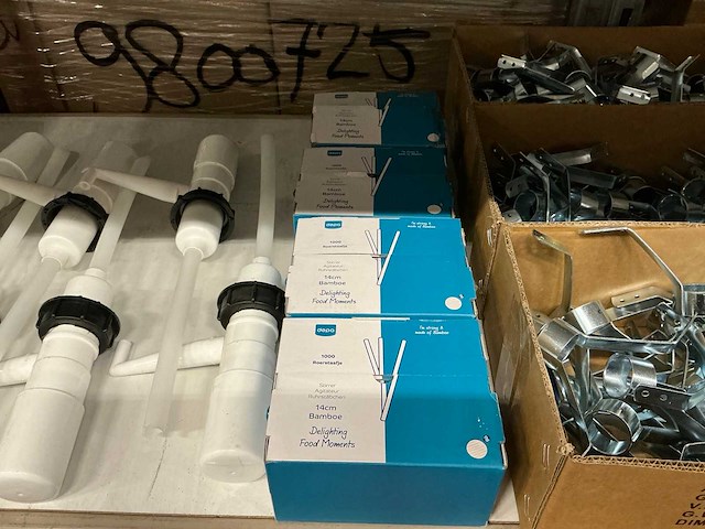 Partij diverse items ( steel houders / roerstaafjes/ pompjes ) (146x) - afbeelding 2 van  3