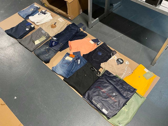 Partij diverse jacob cohen dames & heren broeken (57x) - afbeelding 1 van  20