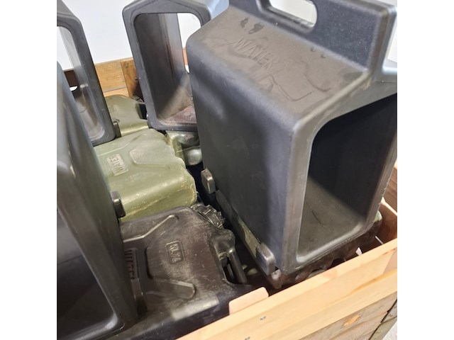 Partij diverse jerrycans - afbeelding 2 van  6