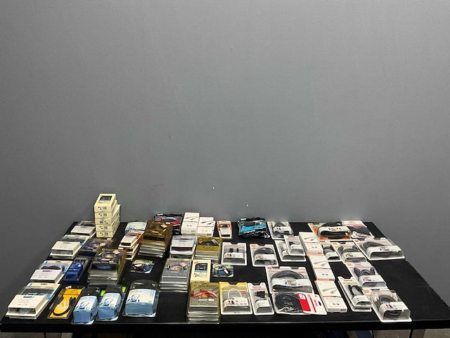 Partij diverse kabels - afbeelding 1 van  15