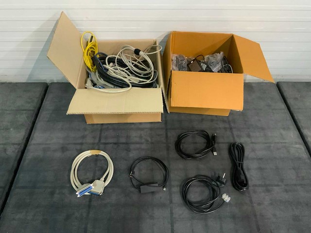 Partij diverse kabels - afbeelding 1 van  11
