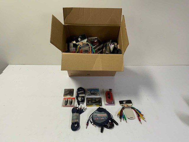 Partij diverse kabels - afbeelding 1 van  12