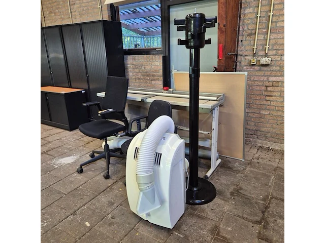 Partij diverse kantoorinventaris, o.a. coolfair, power trim - afbeelding 11 van  17