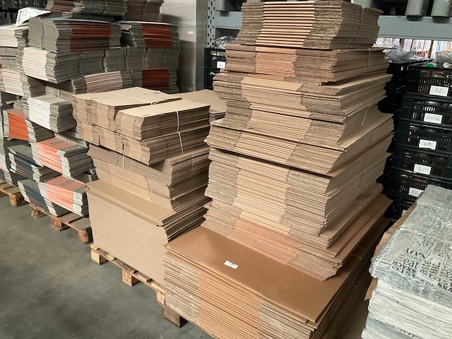 Partij diverse kartonnen dozen en vellen - afbeelding 1 van  1