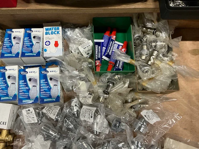 Partij diverse keerkleppen/waterkogelkranen/stopkranen/etc (234x) - afbeelding 8 van  19