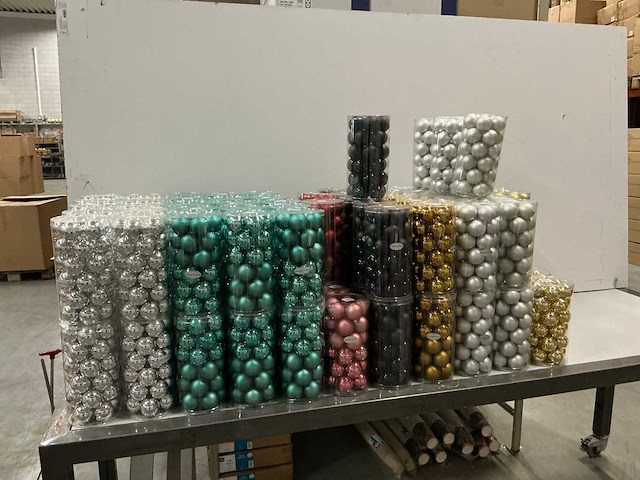 Partij diverse kerstballen unbreakable&seamless d5cm 30/tube (103 tubes) - afbeelding 1 van  11
