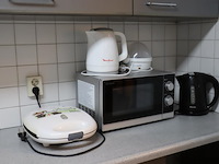 Partij diverse keukenbenodigdheden o.a. sharp magnetron, philips & moulinex uno waterkoker etc.