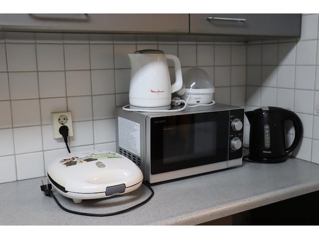 Partij diverse keukenbenodigdheden o.a. sharp magnetron, philips & moulinex uno waterkoker etc. - afbeelding 1 van  6