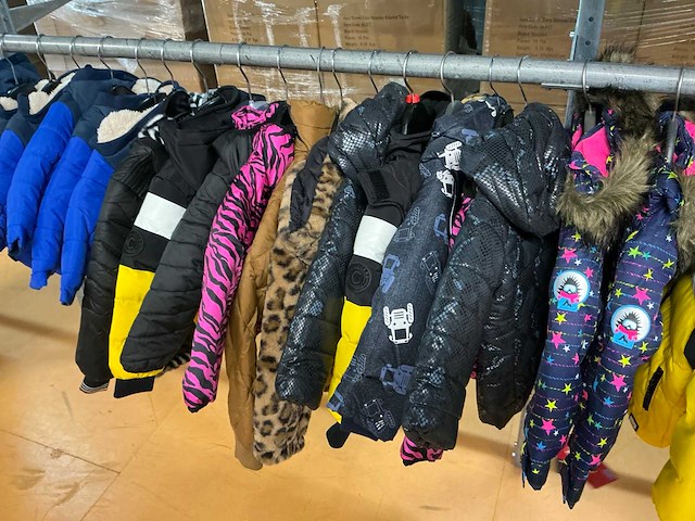 Partij diverse kinderjassen o.a cars/icepeak/etc (96x) - afbeelding 22 van  28