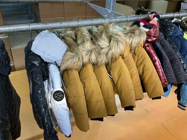 Partij diverse kinderjassen o.a cars/icepeak/etc (96x) - afbeelding 25 van  28