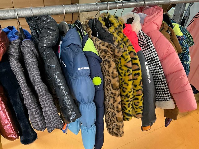 Partij diverse kinderjassen o.a cars/icepeak/etc (96x) - afbeelding 26 van  28