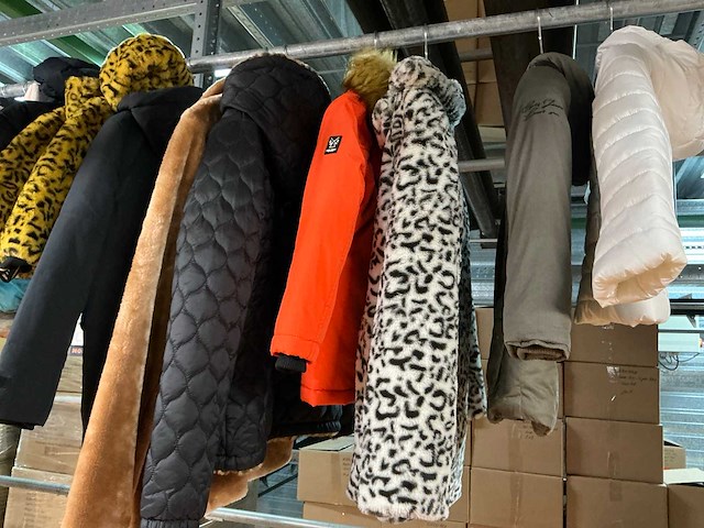 Partij diverse kinderjassen o.a cars/icepeak/etc (96x) - afbeelding 27 van  28