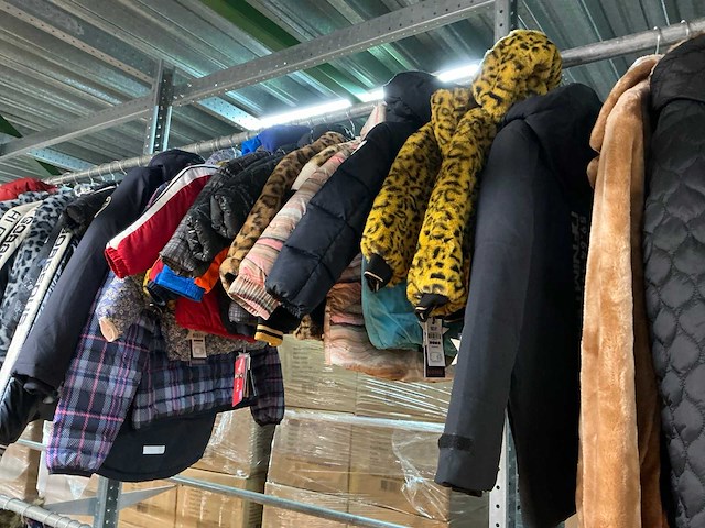 Partij diverse kinderjassen o.a cars/icepeak/etc (96x) - afbeelding 28 van  28