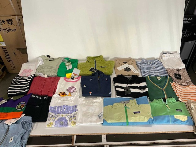 Partij diverse kinderkleding o.a tommyhilfiger/abercrombie/bruunsbazaar/patagonia etc (35x) - afbeelding 1 van  14