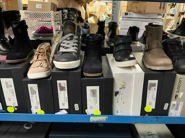 Partij diverse kinderschoenen o.a hip/converse/nike/puma/etc (250x) - afbeelding 3 van  41