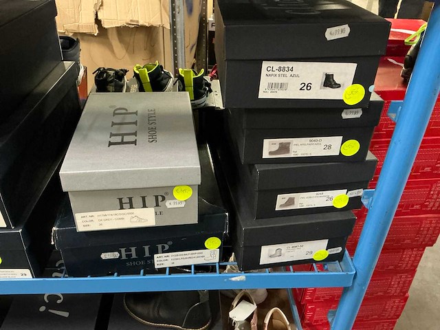 Partij diverse kinderschoenen o.a hip/converse/nike/puma/etc (250x) - afbeelding 7 van  41