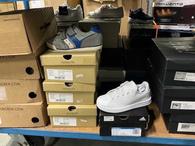 Partij diverse kinderschoenen o.a hip/converse/nike/puma/etc (250x) - afbeelding 9 van  41