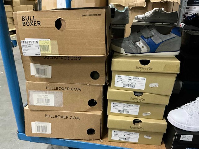 Partij diverse kinderschoenen o.a hip/converse/nike/puma/etc (250x) - afbeelding 10 van  41