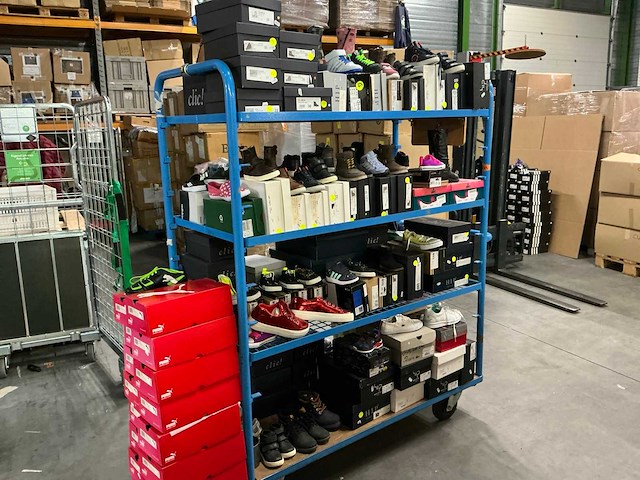 Partij diverse kinderschoenen o.a hip/converse/nike/puma/etc (250x) - afbeelding 1 van  41