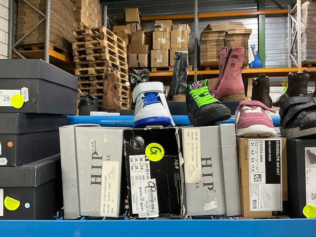 Partij diverse kinderschoenen o.a hip/converse/nike/puma/etc (250x) - afbeelding 13 van  41