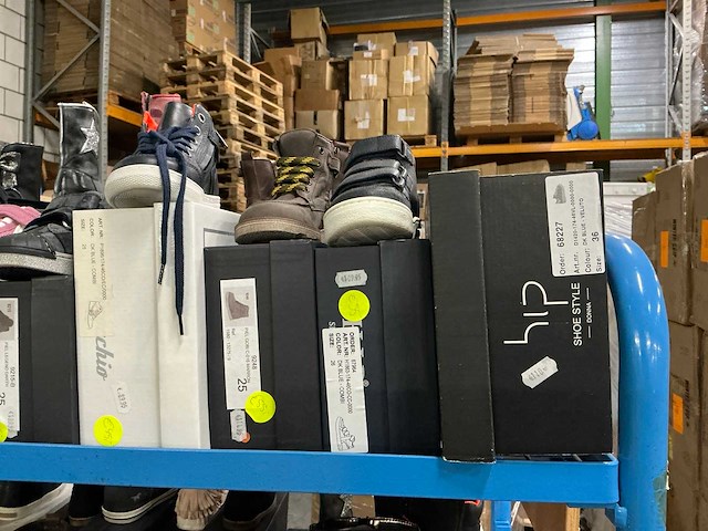 Partij diverse kinderschoenen o.a hip/converse/nike/puma/etc (250x) - afbeelding 15 van  41