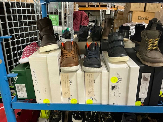 Partij diverse kinderschoenen o.a hip/converse/nike/puma/etc (250x) - afbeelding 18 van  41