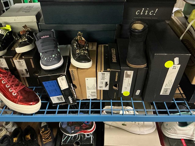 Partij diverse kinderschoenen o.a hip/converse/nike/puma/etc (250x) - afbeelding 20 van  41
