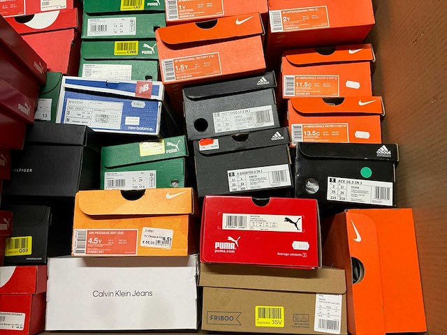 Partij diverse kinderschoenen o.a hip/converse/nike/puma/etc (250x) - afbeelding 26 van  41