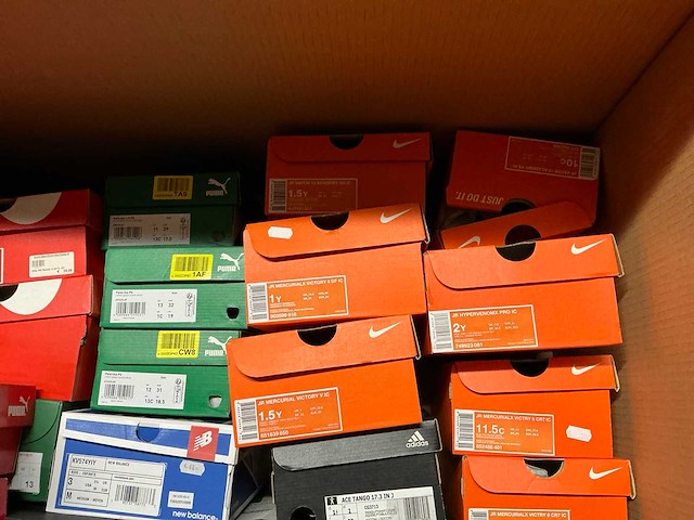 Partij diverse kinderschoenen o.a hip/converse/nike/puma/etc (250x) - afbeelding 27 van  41