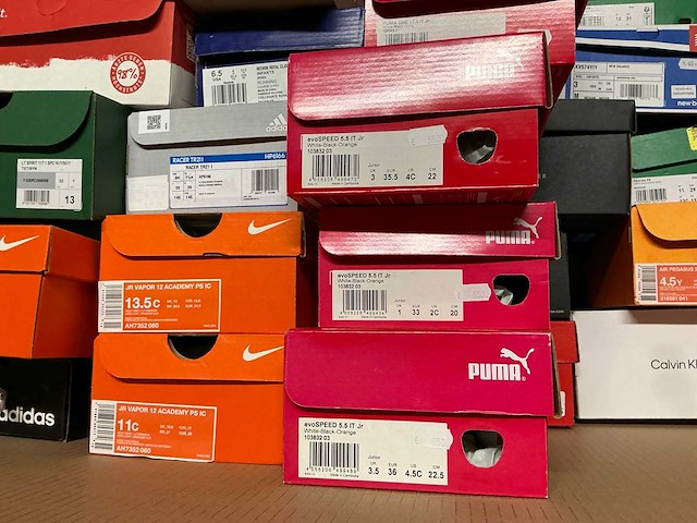 Partij diverse kinderschoenen o.a hip/converse/nike/puma/etc (250x) - afbeelding 28 van  41