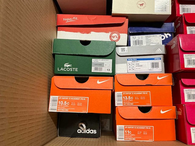 Partij diverse kinderschoenen o.a hip/converse/nike/puma/etc (250x) - afbeelding 30 van  41