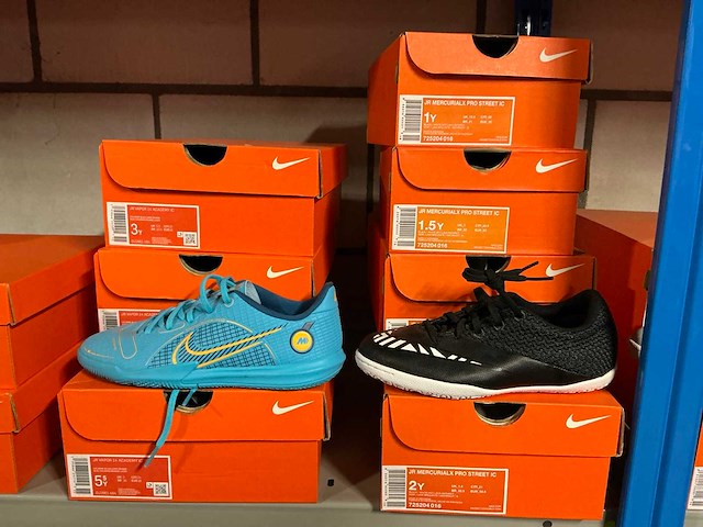 Partij diverse kinderschoenen o.a hip/converse/nike/puma/etc (250x) - afbeelding 35 van  41